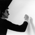 Giulio Paolini durante la realizzazione di Vedo (la decifrazione del mio campo visivo), 1969. Foto Anna Piva [1/1]